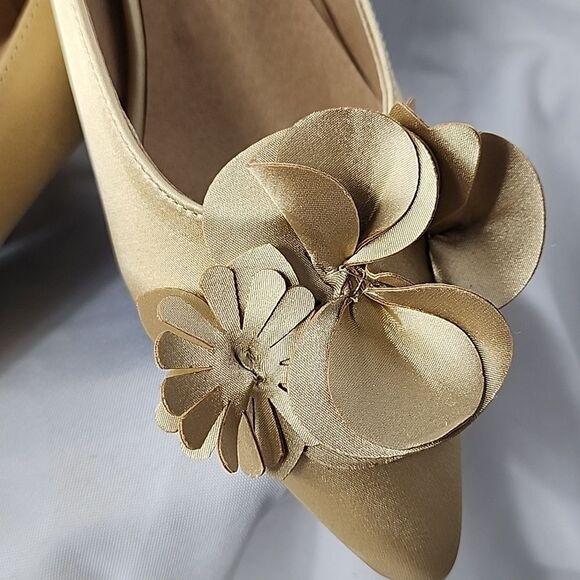 Champagne Gold Floral Kitten Heels Size 8 M - Picture 8 of 16